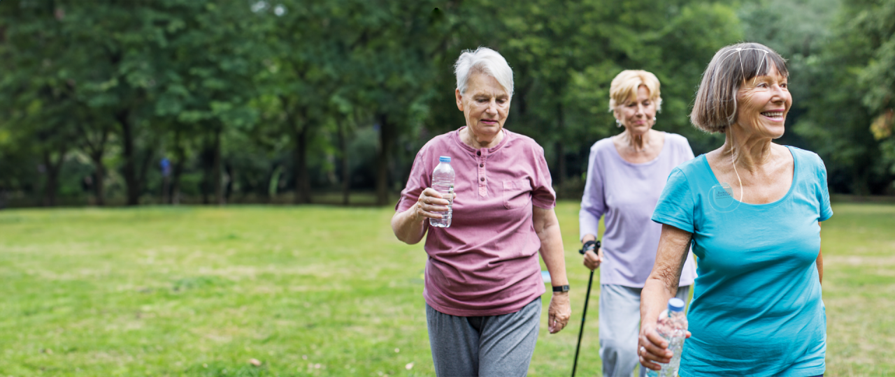 Seniorin kann aufgrund der Tiefen Hirnstimulation (THS) wieder mit ihren Freundinnen Sport treiben